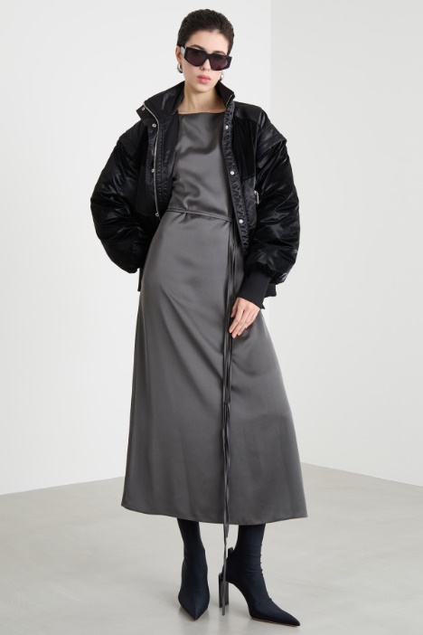 Abito in raso con cintura Intrend