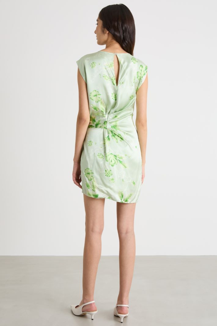 Satin dress with bow Intrend - 4