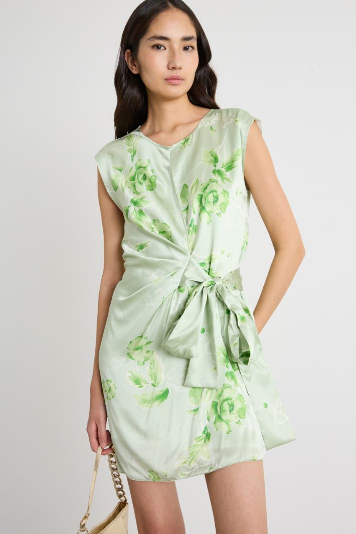 Satin dress with bow Intrend - 3