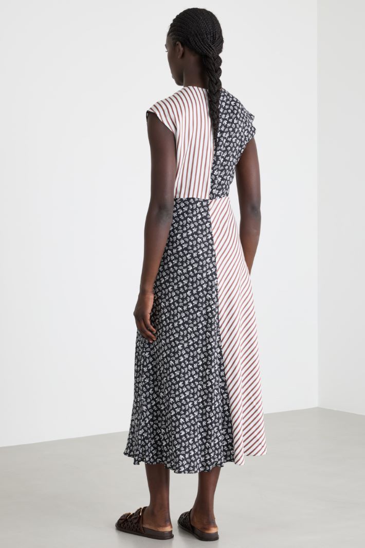 Fluid V-Neck Dress Intrend - 4