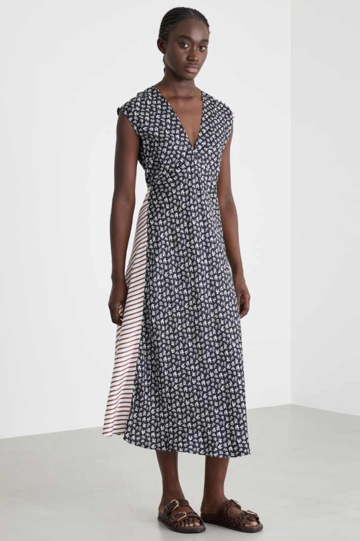 Fluid V-Neck Dress Intrend - 2