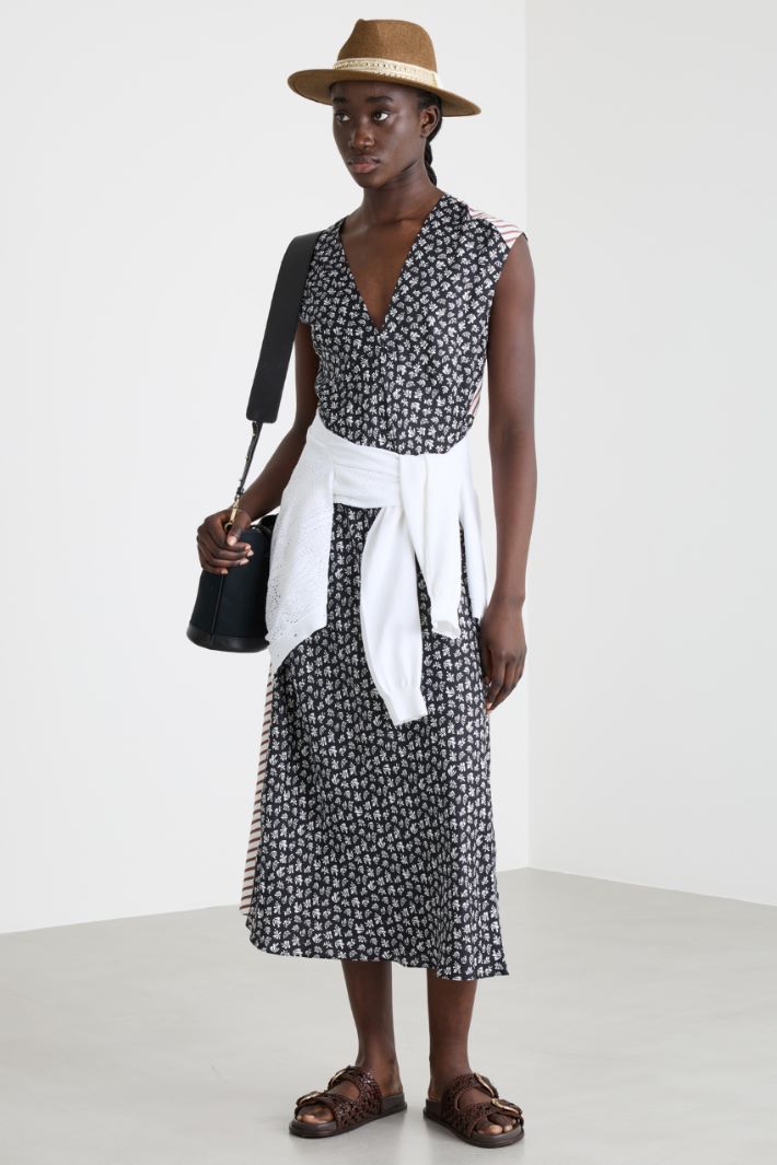 Fluid V-Neck Dress Intrend