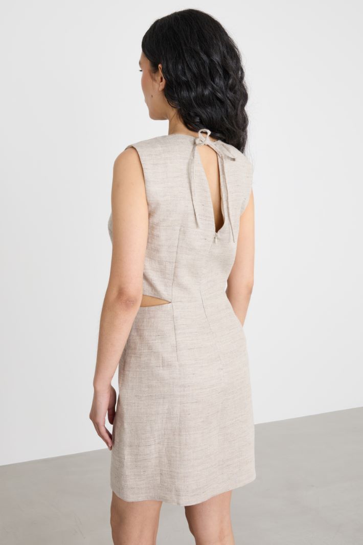 Abito smanicato con cut-out Intrend - 4