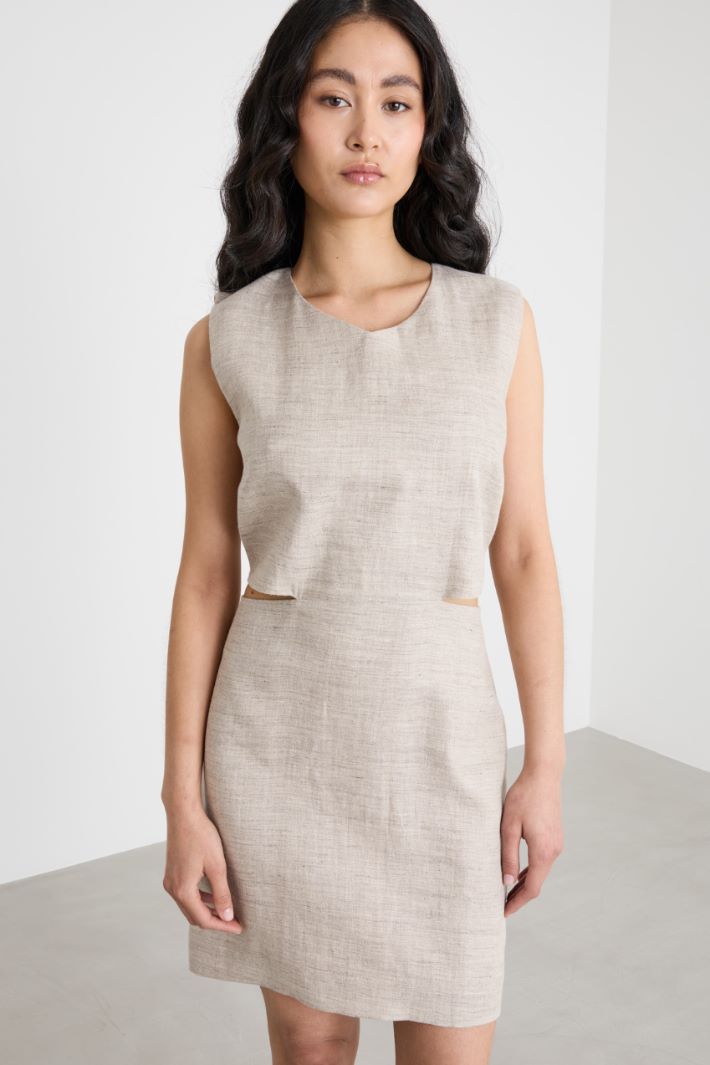 Abito smanicato con cut-out Intrend - 2