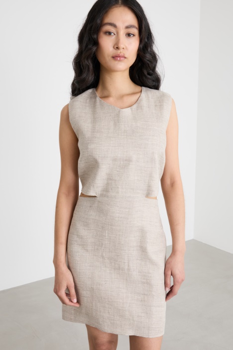 Abito smanicato con cut-out