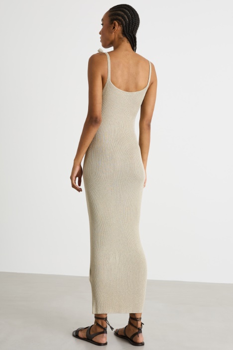 Abito lungo con spille a fiore