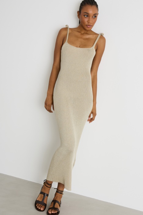 Abito lungo con spille a fiore