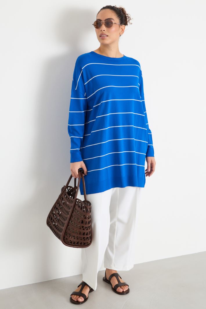 Oversized jumper with side slits Intrend