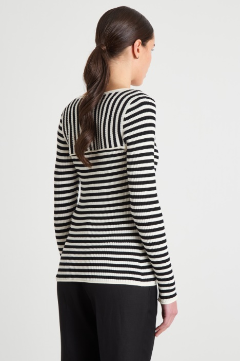 Maglia con scollo squadrato