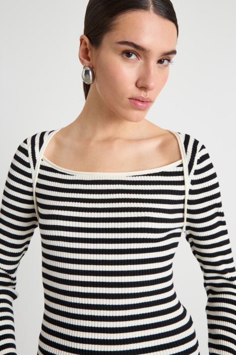 Maglia con scollo squadrato