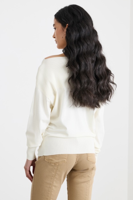 Maglia con scollo a barchetta