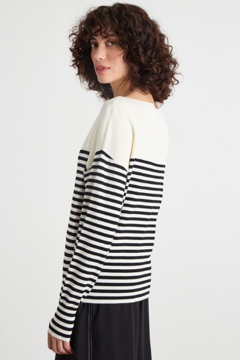 Maglia con scollo a barchetta