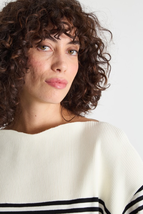 Maglia con scollo a barchetta