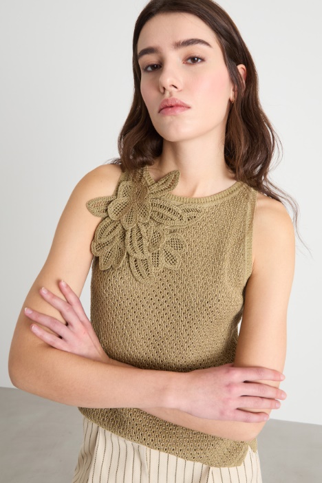 Top smanicato con fiori crochet