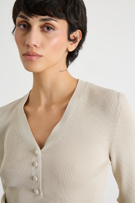 Maglia aderente con scollo a V