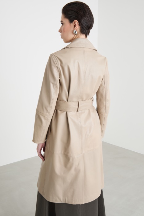 Trench cruzado con cinturón