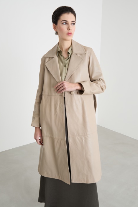 Trench cruzado con cinturón