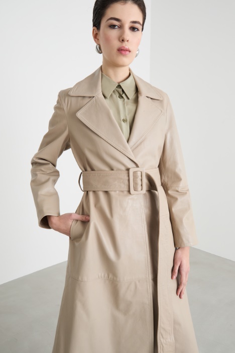 Trench cruzado con cinturón