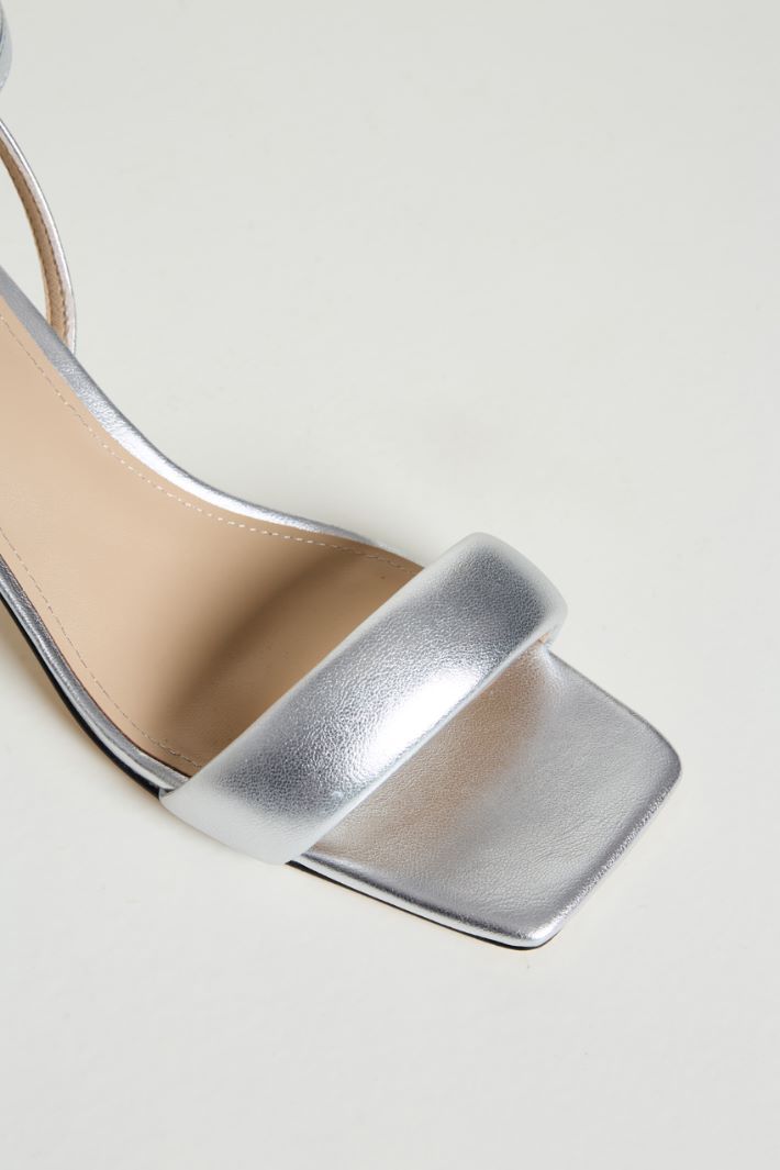 Coated fabric sandals Intrend - 4