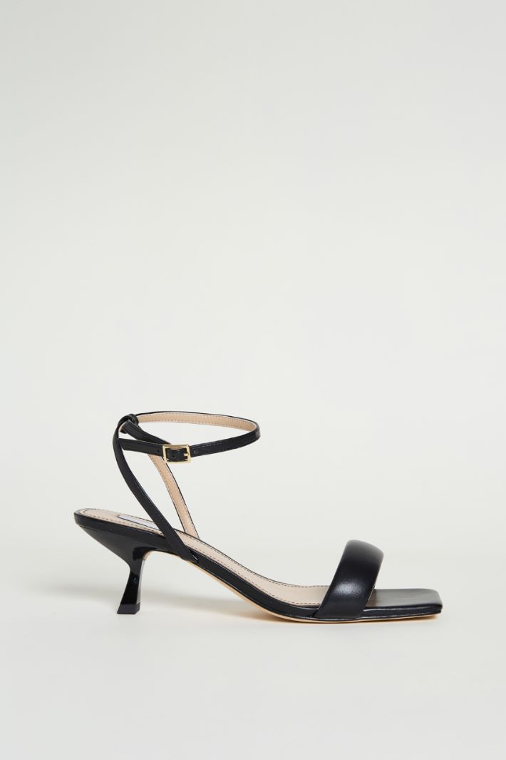 Coated fabric sandals Intrend