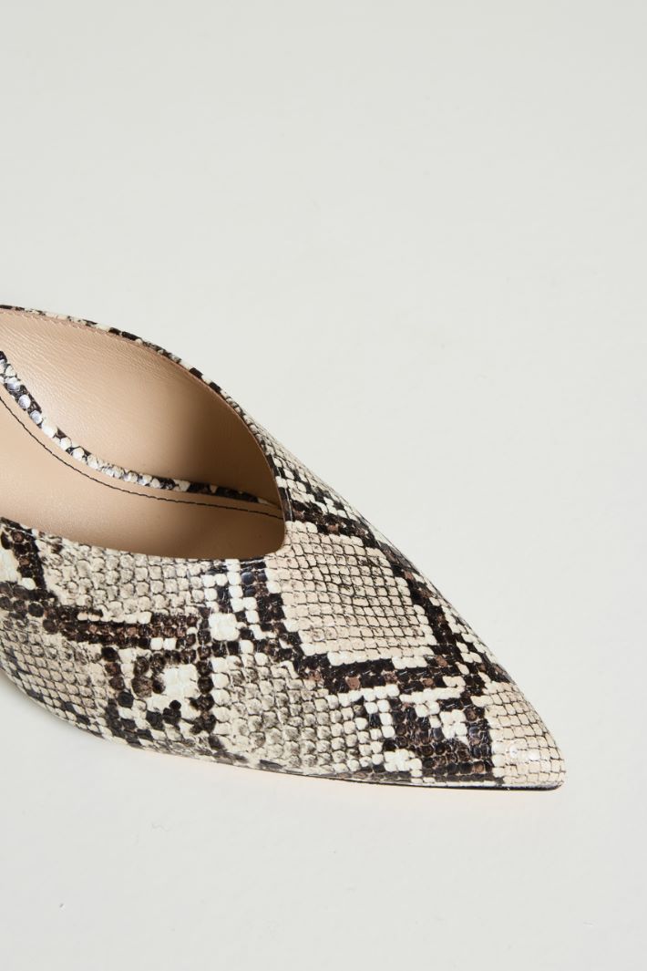 Python-print coated fabric mules Intrend - 4