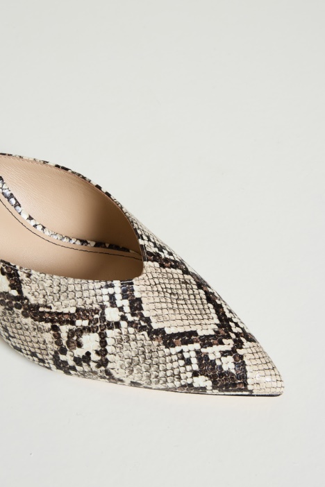 Mule in tessuto spalmato con stampa pitone
