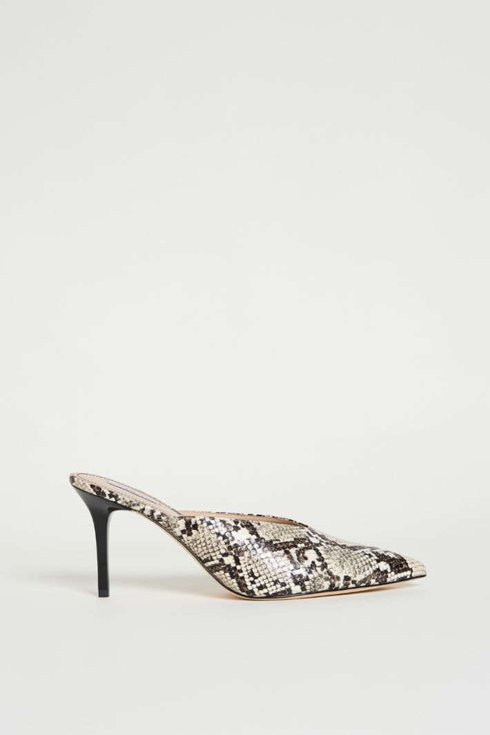 Python-print coated fabric mules Intrend