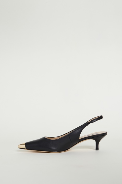 Slingback con punta in metallo