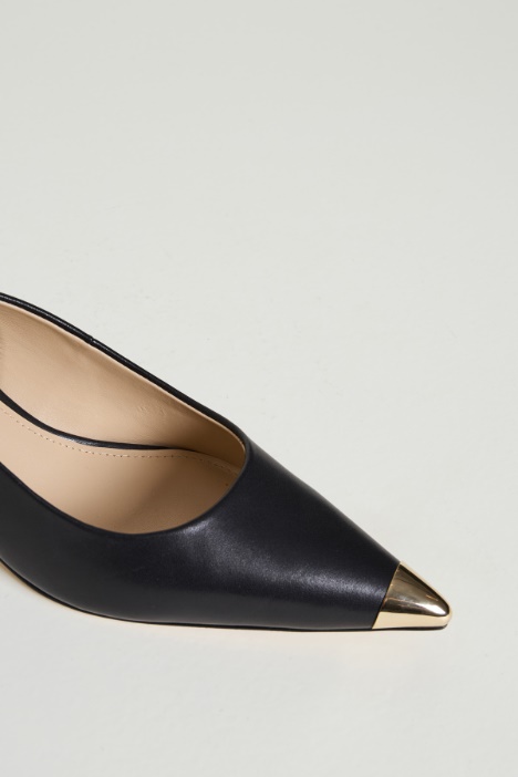 Slingback con punta in metallo