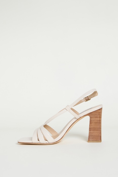 Sandalo in pelle con listini