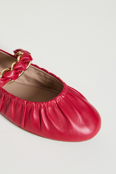 Ballerina in pelle con catena