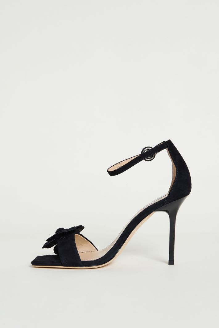 Suede sandals with floral clip Intrend - 3