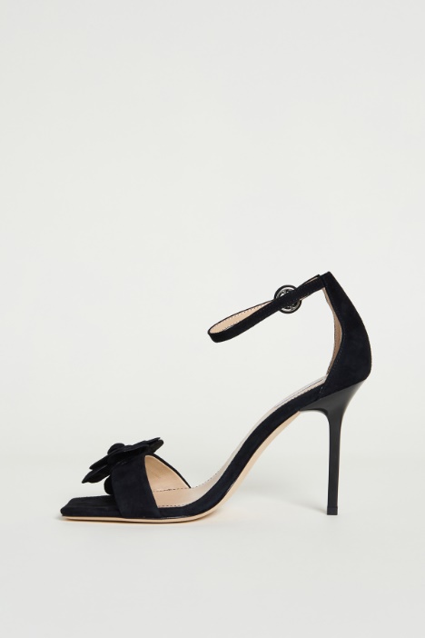 Sandalo in suede con clip a fiore