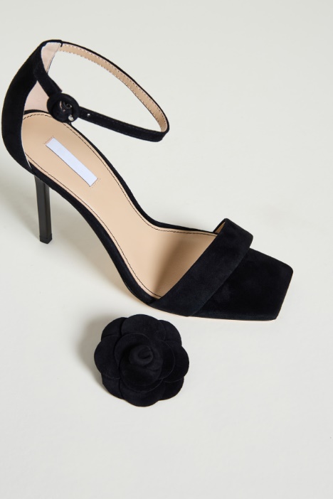 Sandalo in suede con clip a fiore