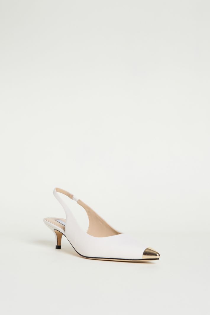 Metal-tipped leather slingbacks Intrend - 2