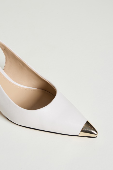 Slingback in pelle con punta in metallo