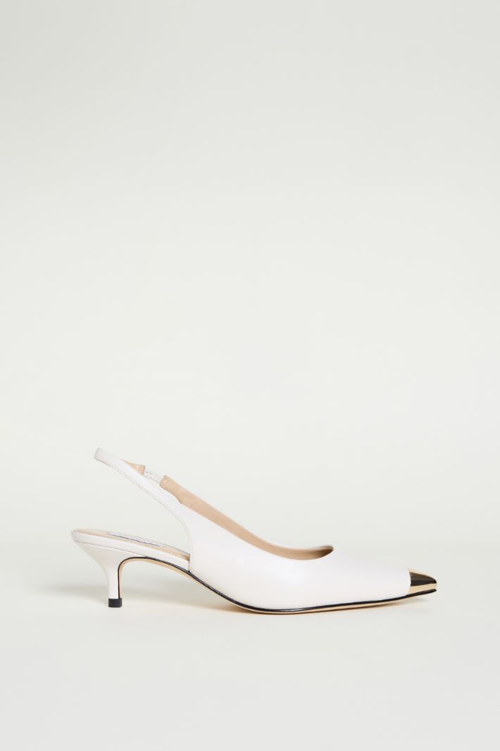 Metal-tipped leather slingbacks Intrend