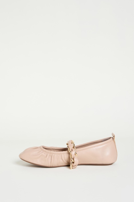 Ballerina in pelle con catena