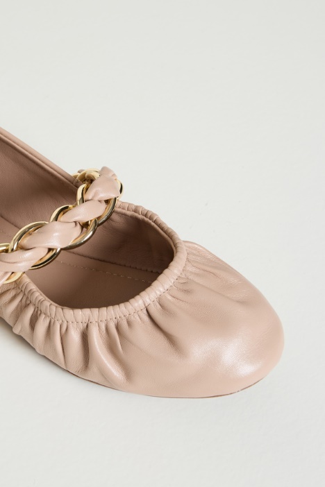 Ballerina in pelle con catena