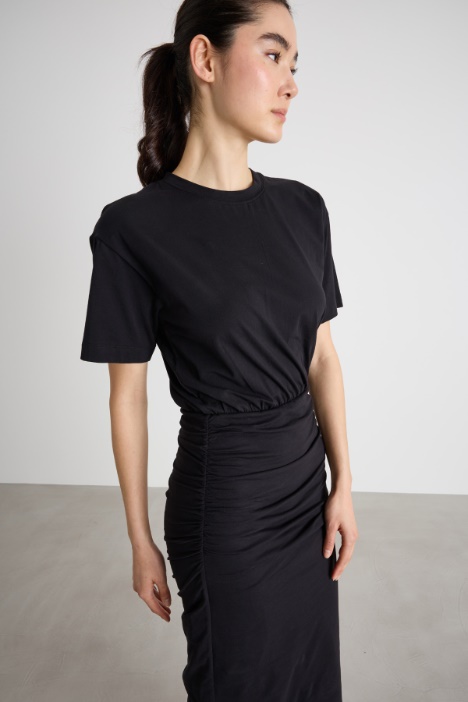 Abito a tubino con arricciature