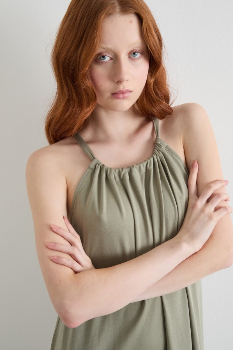 Abito lungo con scollo all'americana