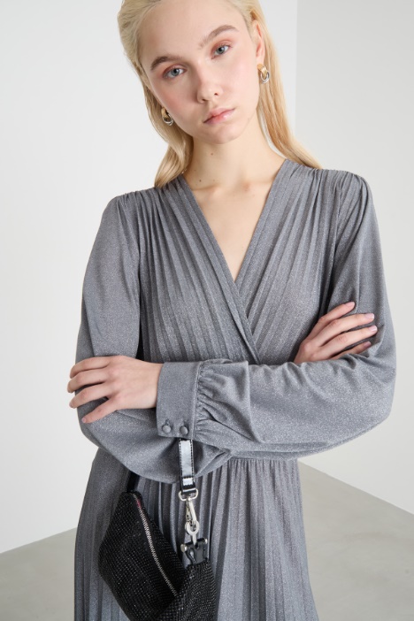 Abito incrociato con gonna plissé