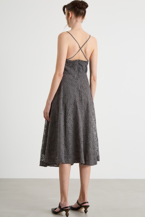 Vestido fit and flare de tul jersey bordado