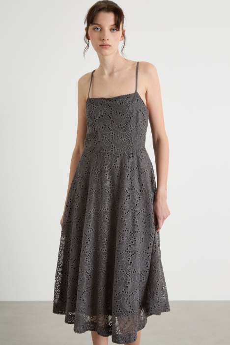 Vestido fit and flare de tul jersey bordado