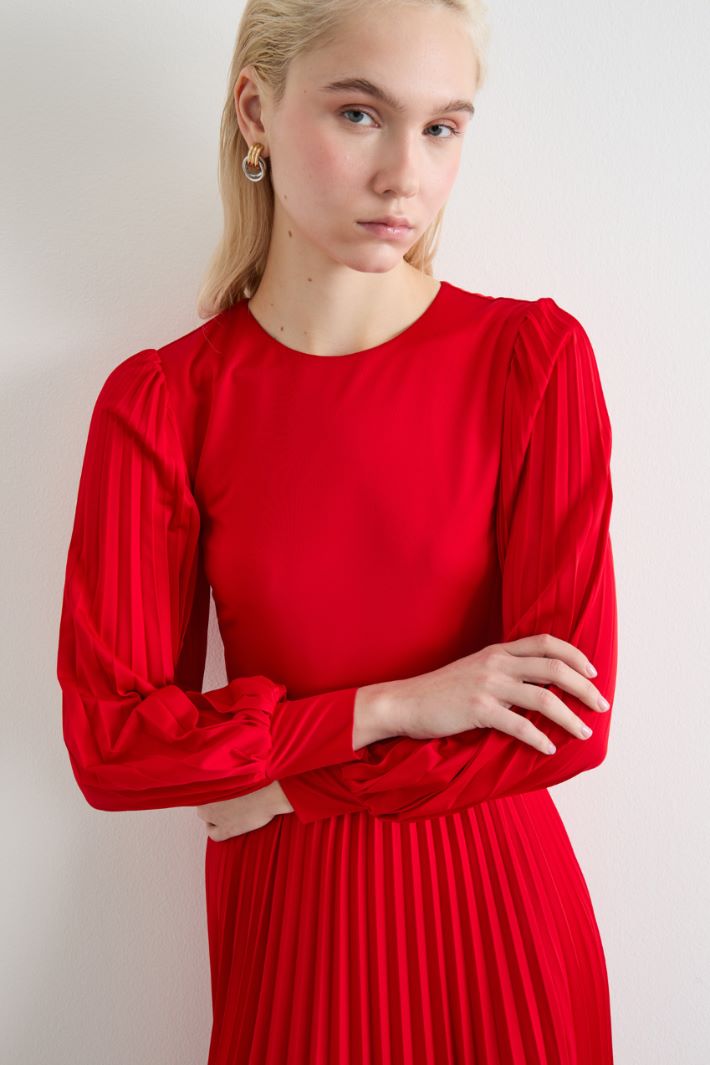 Dress with sunray-pleated sleeves Intrend - 3