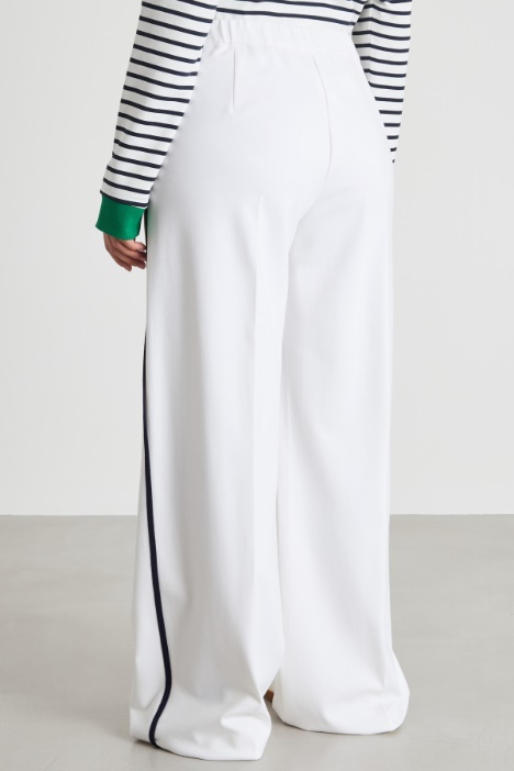 Pantalone ampio con bande a contrasto