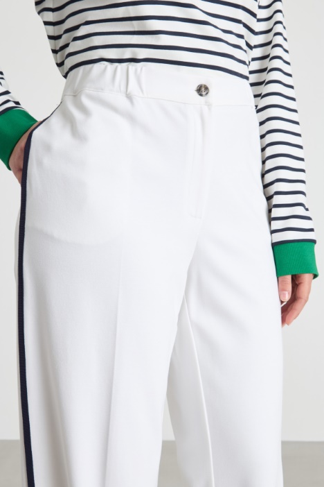 Pantalone ampio con bande a contrasto