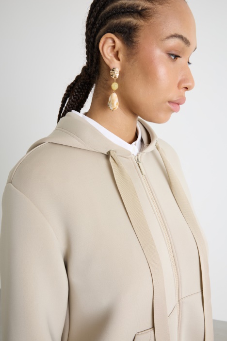 Sudadera con bolsillos canguro