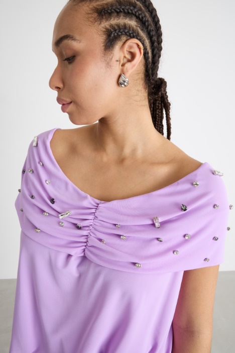 Top off-shoulder con applicazioni