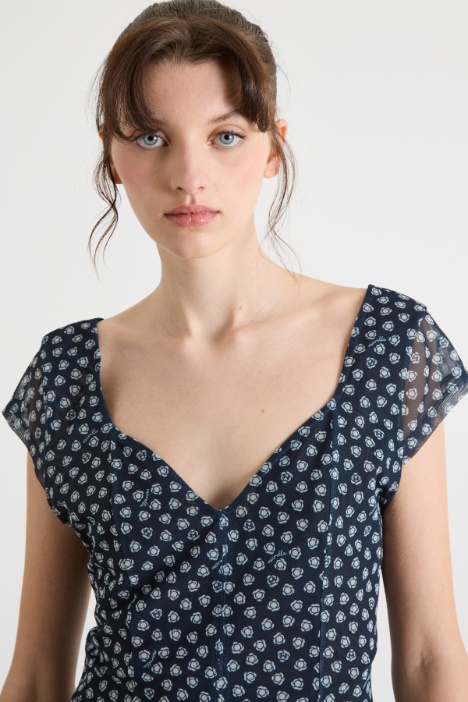 Top con scollo geometrico